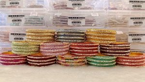 Ensemble de bracelets rajwadi modernes pour femmes, bracelets en métal cloutés avec pierre, disponibles en différentes couleurs pour toutes les occasions. - Product Image 4