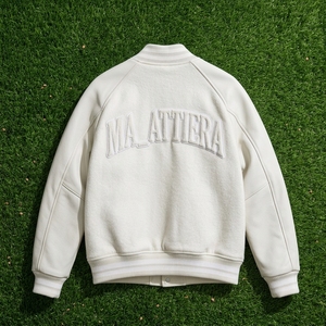 เสื้อแจ็คเก็ต Letterman สีขาวสำหรับผู้ชาย ตัวเสื้อผ้าฟลีซ แขนหนัง ทรงบอมเบอร์ ปักลายตามสั่ง รับผลิตแบบ OEM ODM - Product Image 4