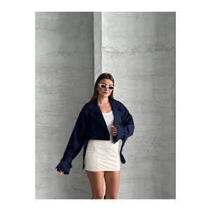 Trench corto doppiopetto da donna con dettaglio cintura elegante - Product Image 2