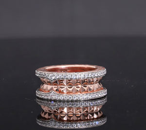 แหวนผู้หญิงดีไซน์คลาสสิก ชุบโรเดียมทองคำชมพู 14K ลายพีระมิด ประดับเพชรแท้แบบดับเบิ้ลฮาโล ขอบขัดเงา - Product Image 1