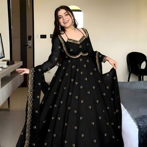 Vestido Anarkali de georgette de lujo para mujer, con bordado de zari, detalles de lentejuelas, ropa festiva para bodas, largo y acampanado, estilo étnico. - Product Image 1