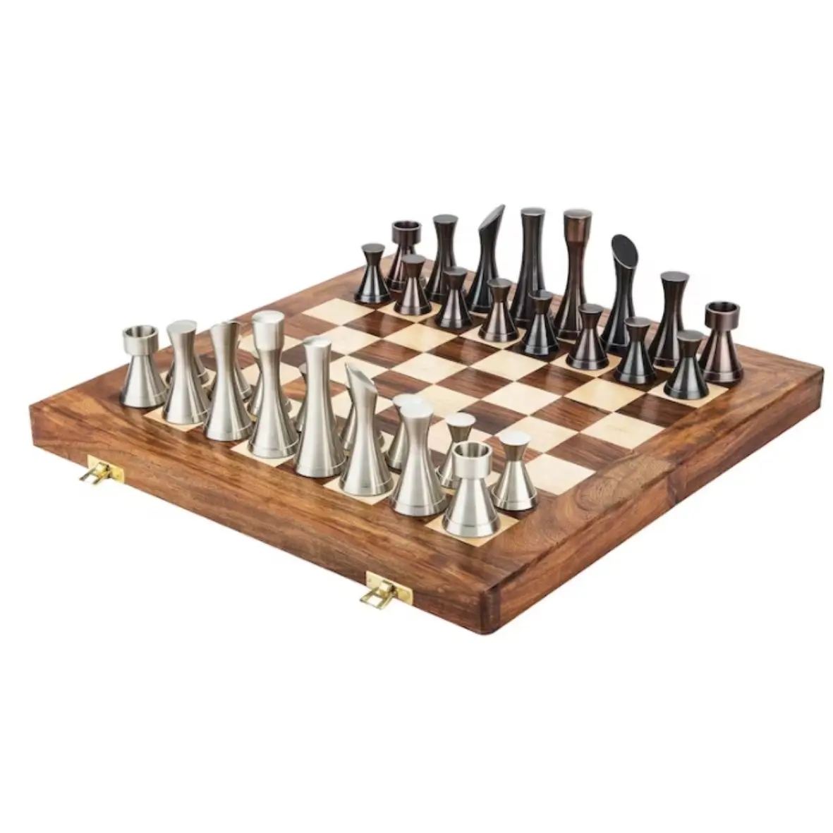 لوح شطرنج من النحاس و الفضة, لوح شطرنج من المعدن بتصميم ملكي قابل للطي ، يتناسب مع قطع شطرنج محتشمة ، و متوفر في حجمين من النحاس و الفضي.