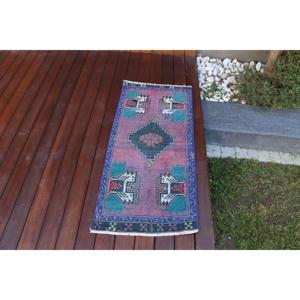Alfombra de 1.7x3.5 pies, alfombra turca vintage, alfombra con motivos de plantas y árboles en azul y rojo - Product Image 1