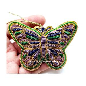 Hermoso diseño de mariposa navideña multicolor, adornos colgantes bordados a mano, decoraciones para árboles de 10 CM - Product Image 4