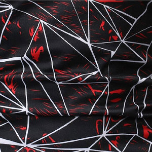 Polo con Estampado Geométrico Abstracto para Hombre |   Camisa con Patrón de Líneas Rojas y Blancas Digitales |   Polo de Manga Corta con Diseño Gráfico Moderno y Corte Ajustado - Product Image 4