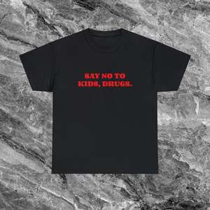 Camiseta con estampado de texto negro y rojo, sarcástico y humorístico, con la frase 'Dile No a las drogas para los niños', estilo meme Gen Z, unisex, cuello redondo, manga corta, para adultos - Product Image 1