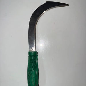 Hoz para Tierra con Mango de Madera de Grado Industrial, Hoja Roja de 13'' con Acabado Pulido y Dentado, Gran Venta - Product Image 1