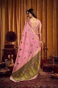 Sari en soie Kota Doriya de créateur très demandé avec chemisier en soie artificielle pour occasions spéciales, disponible à la vente - Product Image 2