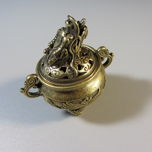 Brûleur d'encens religieux en laiton durable Bakhoor avec finition artistique pour des rituels de parfum 100% naturels - Product Image 4