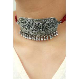 Collar Gargantilla Noor de Plata 925 con Diseño Curvo Rectangular, Patrón de Flor Dorada y Detalles en Zirconia, Ideal para Regalo de Boda - Product Image 2