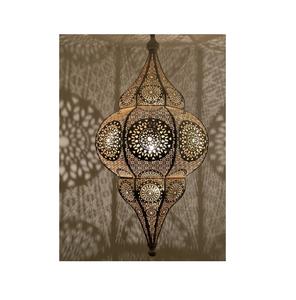 La lanterne décorative en fer fait main ajoute une touche personnelle aux décorations de la maison et aux paramètres des événements spéciaux - Product Image 1