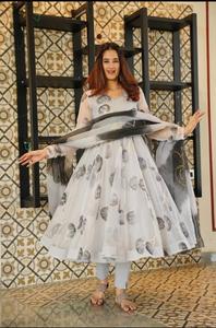 Lanzamiento de nuevo diseñador de ropa de fiesta Look vestido inferior y Dupatta de seda de organza pesada con trabajo de impresión digital y bordado completo - Product Image 3