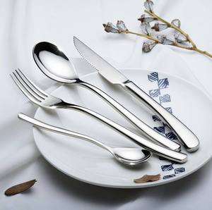 Ensemble de couverts en argent pour une salle à manger moderne, collection de couverts en acier inoxydable durable pour les maisons élégantes - Product Image 1