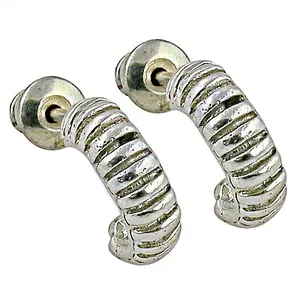 Boucles d'oreilles Huggie en argent plaqué argent 925 avec design géométrique torsadé, style tendance, bijoux pour femmes pour un anniversaire - Product Image 1