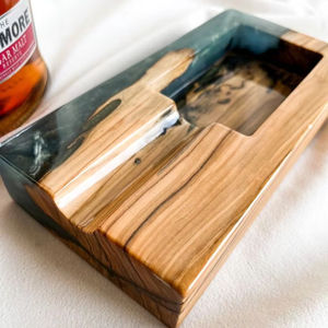 Nouvel arrivage de cendrier en résine époxy et bois de forme carrée au design moderne avec logo de couleur personnalisé portable pour l'intérieur et l'extérieur - Product Image 1
