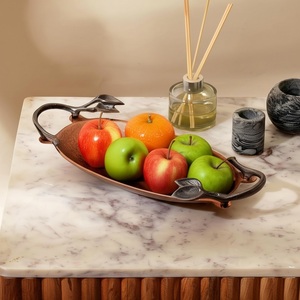 Bandeja de aluminio con acabado de cobre con elegantes asas negras, plato de servicio decorativo moderno para comedor, cocina o uso de regalos - Product Image 1