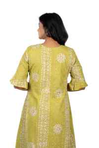 Elegante mujer verde lima bordado largo Kurta estilo étnico para adultos estampado dibujado a mano ropa informal con abertura frontal - Product Image 4