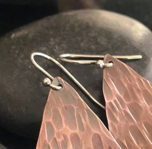 Boucles d'oreilles pendantes ovales en cuivre massif, artisanales, écologiques, modernes, avec logo personnalisé, cadeau personnalisable pour la fête des mères - Product Image 5