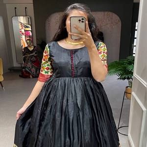 Robe de soirée et de fête VASTRA COTTAGE en soie Dola imprimée avec des motifs en feuille d'or, coupe ample et doublure en soie pleine longueur - Product Image 4