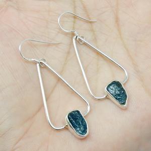 Boucles d'oreilles pendantes en apatite bleu néon, argent sterling 925 avec pierre précieuse brute naturelle, plaqué or, bijoux ethniques de mariage, cadeau parfait - Product Image 1