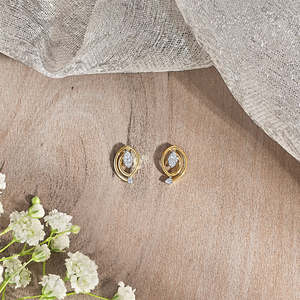 Boucles d'oreilles Huggie étoile plaquées or rhodié avec perle et zircon pour soirée - Product Image 1