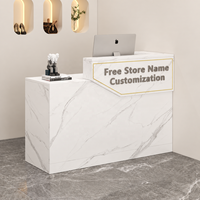 Bureau d'accueil moderne blanc avec accent en grain de bois, comptoir surélevé et poste de travail en L pour hall d'accueil de bureau