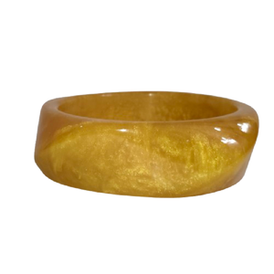 Bracelet en résine effet marbre jaune moutarde de luxe, avec un design géométrique unique et profilé, accessoire chic et moderne. - Product Image 3
