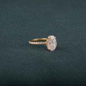 Anillo de compromiso de diamante cultivado en laboratorio de corte ovalado de 3,0 quilates con piedras de acento glamorosas en 14KT chapado en oro amarillo IGI Classic - Product Image 3