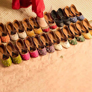 Khussa Antideslizante Hecha a Mano para Mujer con Suela de Cuero Genuino, Diseño de Moda Personalizable, Alta Calidad, Hecho en Pakistán - Product Image 4