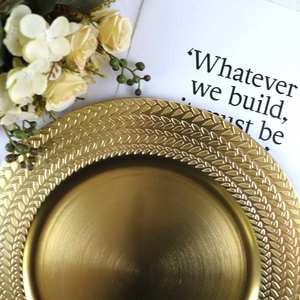 Assiette de présentation décorative en fer doré écologique avec bordure à motif de feuilles, durable - Product Image 3