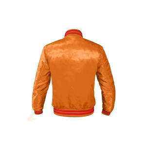 Chaqueta universitaria de satén de alta demanda Estilo vintage Serigrafía Ropa de calle Tipo de cierre de botón Chaqueta de bombardero transpirable para hombres - Product Image 4