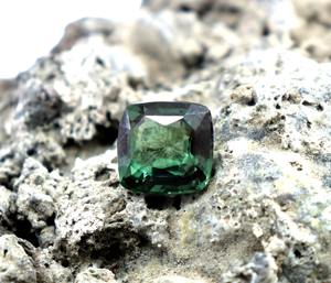 เบาะพลอยโกเมน tsavorite สีเขียวที่หาได้ยากจากธรรมชาติได้รับการรับรองพลอยโกเมน tsavorite - Product Image 2