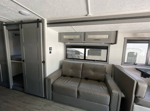 รถบ้านมือสอง Coachmen RV Mirada 35OS ปี 2020-2023 รุ่นปี 2022 ประเภท Class A พร้อมห้องน้ำในตัว พื้นที่ภายในกว้างขวาง ส่งออกทั่วโลก - Product Image 5