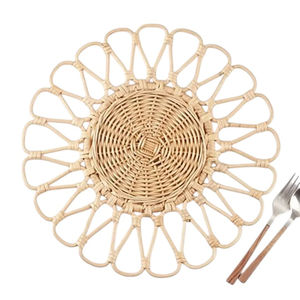 Ensemble d'assiettes de présentation élégantes, faites à la main, de couleur naturelle, napperons en rotin tissé blanchi à la chaux, cadeau personnalisé écologique - Product Image 2