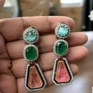 Boucles d'oreilles élégantes en diamant zircon Boucles d'oreilles élégantes pour femmes à la mode avec pierre zircon pour les fêtes - Product Image 1