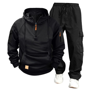 Conjunto Deportivo de Dos Piezas para Hombre, Color Negro, Estilo Cargo, Chaqueta con Capucha de Forro Polar con Media Cremallera y Pantalones Deportivos Cargo - Product Image 1