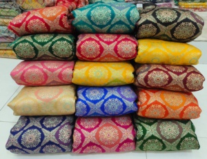 Tissu en soie Banarasi pour déguisement - Product Image 1