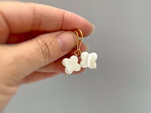 Pendientes de trébol colgante de oro gota madre de perla plata Beachy Shell joyería de verano hecho a mano iridiscente minimalista regalo para esposa - Product Image 4