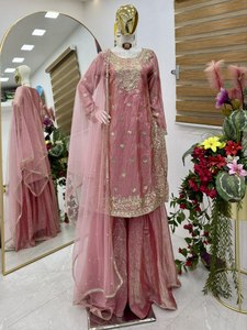 Salwar Kameez de Georgette de Seda de Primera Calidad Estilo Teej con Piel Sintética Multicolor Sin Costuras para Fiestas de Invierno - Product Image 3