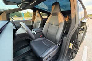 Tesla Cybertruck 2024 Camioneta con Poco Kilometraje, Neumáticos R20, Asientos de Cuero, Automática, Volante a la Izquierda, Turbo, Luces LED - Product Image 4