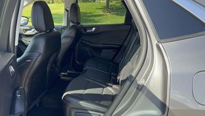 รถเอสยูวีมือสองพรีเมียม ปี 2022 รุ่น ESCAPE HYBRID PLUG-IN SEL FWD ระบบขับเคลื่อนล้อหน้า ใช้เชื้อเพลิงเบนซิน ประหยัดน้ำมัน 41 กม./แกลลอน เครื่องยนต์ 2.5 ลิตร I4 พร้อมระบบนำทาง - Product Image 2