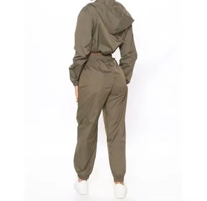 ชุดวินด์เบรกเกอร์พิมพ์ลายยอดนิยมสำหรับผู้ชาย ระบายอากาศได้ดี สกรีนโลโก้ได้ตามต้องการ ขายดี สวมใส่สบาย มีฮู้ด น้ำหนักเบา เป็นมิตรกับสิ่งแวดล้อม เหมาะสำหรับสวมใส่ลำลอง - Product Image 3