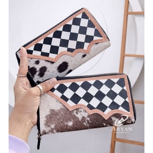 Étui de téléphone en cuir sculpté à la main par des designers, dernier cri, élégant, en cuir de vachette, motif à carreaux, portefeuilles pour femmes - Product Image 1