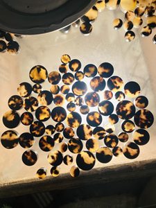 กระดุมเขาควายคุณภาพส่งออกจาก World Craft Impex แบบดิบ สไตล์สัตว์ คุณภาพสูง มี 10 สี - Product Image 5