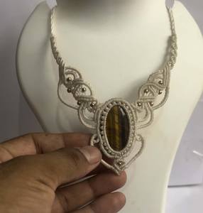 Collar de macramé con gemas de ojo de tigre ovaladas de 8x10mm, joyería inspiradora, collar de macramé de hilo blanco para regalo de San Valentín - Product Image 1