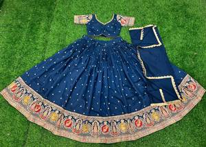 Lahenga choli moderne en soie de beurre lourd pour adultes robe traditionnelle indienne magnifiquement brodée pour femmes - Product Image 2