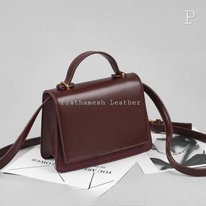 Sacoche en cuir accentué par chaîne Détails énervés Matériaux mélangés Accents métalliques Couleurs audacieuses Tendance Tendance à venir Designs tendance - Product Image 1