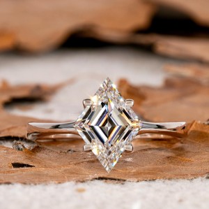 Bague de Fiançailles et de Mariage de Haute Qualité en Or 14 carats Massif avec Diamant de Laboratoire Taille Losange Classique, Sertie à Griffes, Présentée en Sachet OPP, Cadeau pour Elle - Product Image 1