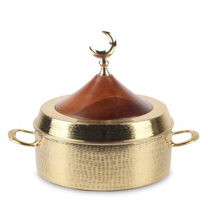 Bol en métal martelé or arabe avec couvercle en bois et dessus en croissant Plat de service musulman traditionnel pour la décoration du Ramadan et de l'Aïd - Product Image 1