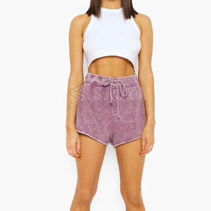 Shorts de lavage à l'acide fabriqués au Pakistan pour les femmes offrant un matériau confortable pour vous garder élégant et détendu - Product Image 4